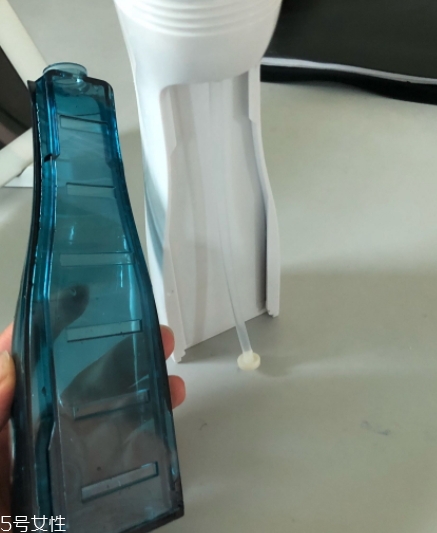 沖牙器和牙線哪個(gè)好？沖牙器和牙線的優(yōu)缺點(diǎn)