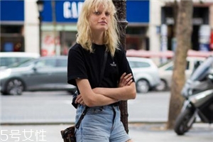 黑色t恤怎么搭配？黑色t恤搭配技巧