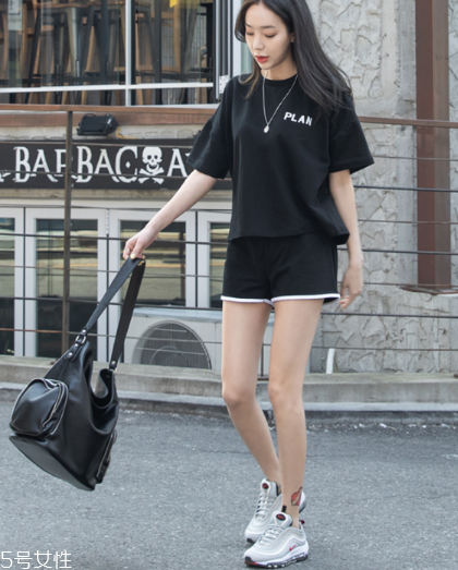 黑色t恤怎么搭配？黑色t恤搭配技巧