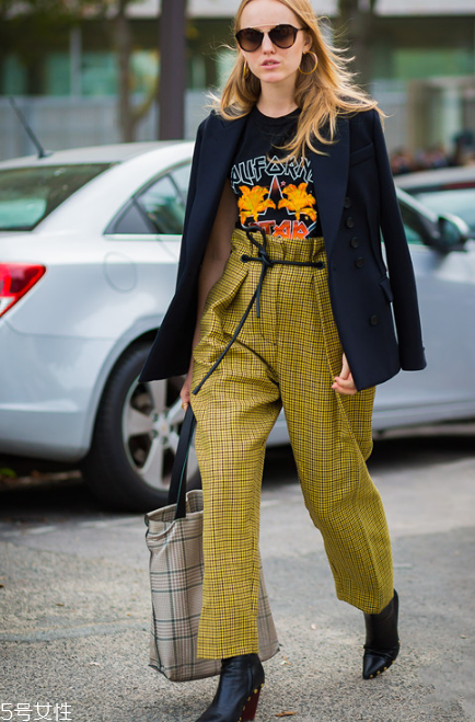 黑色t恤怎么搭配？黑色t恤搭配技巧