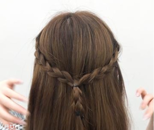 公主編發(fā)圖片簡(jiǎn)單漂亮 公主編發(fā)教程圖解步驟 公主編發(fā)圖片簡(jiǎn)單漂亮 公主編發(fā)教程圖解步驟