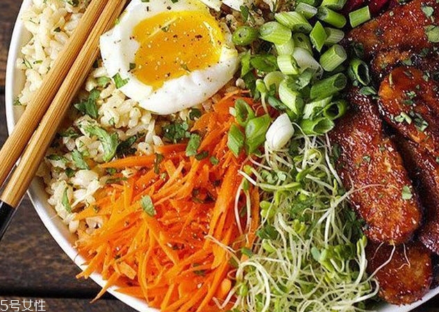 頭發(fā)毛躁怎么變得柔順光滑呢 頭發(fā)毛躁怎么變得柔順光滑呢