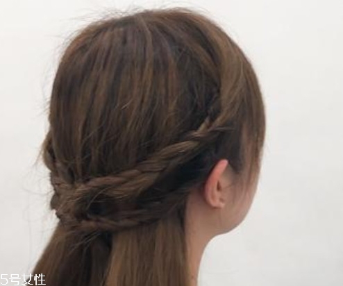 公主編發(fā)圖片簡(jiǎn)單漂亮 公主編發(fā)教程圖解步驟 公主編發(fā)圖片簡(jiǎn)單漂亮 公主編發(fā)教程圖解步驟