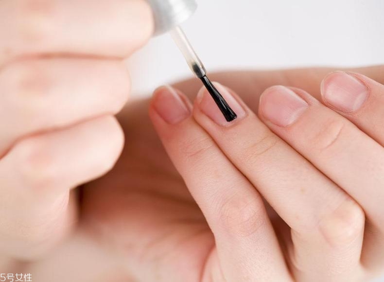 指甲油為什么不能涂滿 涂指甲油的正確步驟 指甲油為什么不能涂滿 涂指甲油的正確步驟