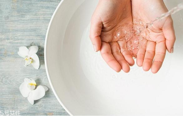 指甲油為什么不能涂滿 涂指甲油的正確步驟 指甲油為什么不能涂滿 涂指甲油的正確步驟