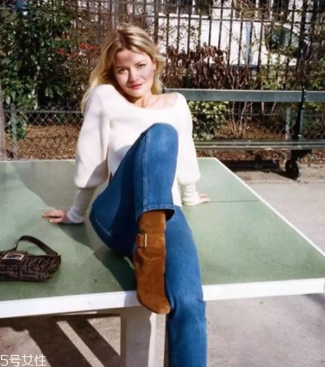 拍照怎么擺姿勢更自然？教你自然慵懶拍照風(fēng)