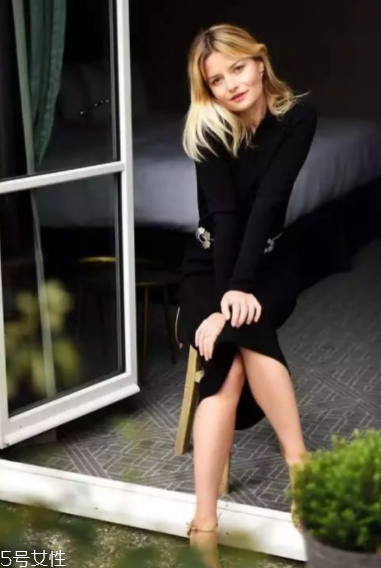 拍照怎么擺姿勢更自然？教你自然慵懶拍照風(fēng)