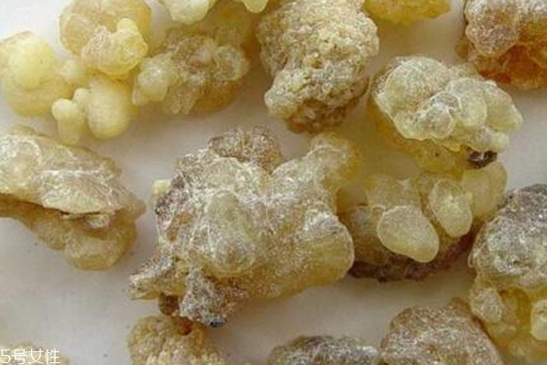 乳香純露可以吃嗎 乳香純露的內(nèi)服功效 乳香純露可以吃嗎 乳香純露的內(nèi)服功效