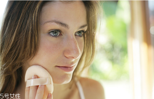 夏天臉上出油怎么辦 夏天控油護(hù)膚品推薦 夏天臉上出油怎么辦 夏天控油護(hù)膚品推薦