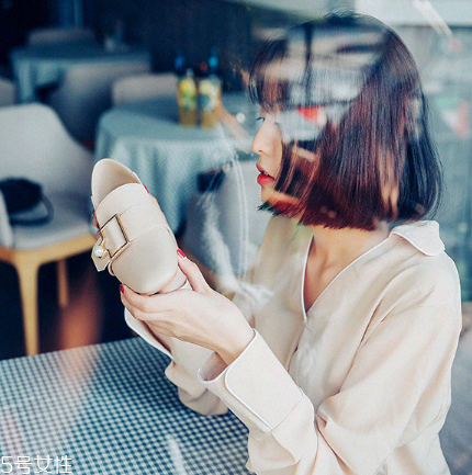 單鞋要買大還是買小？單鞋買大點(diǎn)還是小點(diǎn)好