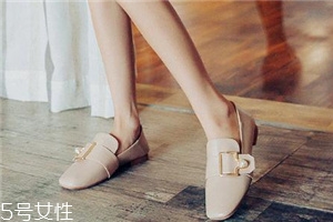 單鞋要買(mǎi)大還是買(mǎi)??？單鞋買(mǎi)大點(diǎn)還是小點(diǎn)好