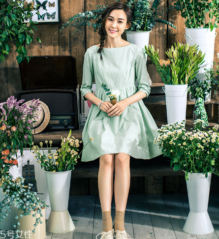 純色連衣裙怎么搭配？純色連衣裙搭配圖片