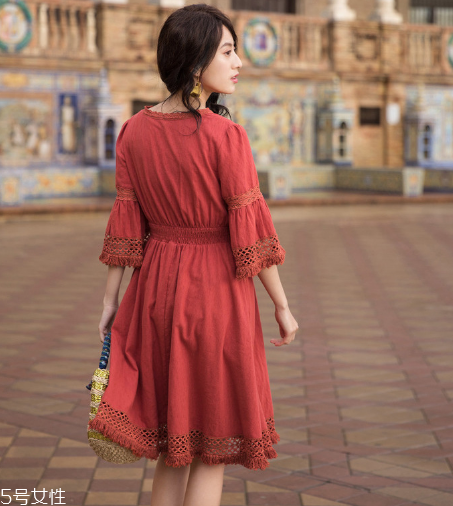 純色連衣裙怎么搭配？純色連衣裙搭配圖片