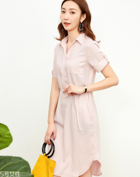 純色連衣裙怎么搭配？純色連衣裙搭配圖片