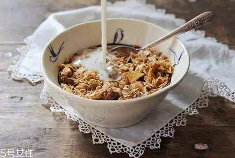 麥片過期了還能吃嗎 過期的燕麥有什么用 麥片過期了還能吃嗎 過期的燕麥有什么用