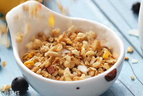 麥片長蟲了還能吃嗎 麥片生蟲的原因 麥片長蟲了還能吃嗎 麥片生蟲的原因