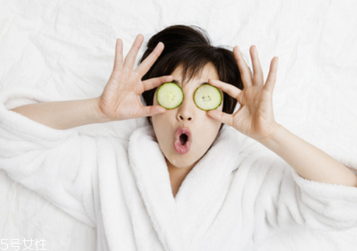 夏天臉上出油怎么辦 夏天控油護(hù)膚品推薦 夏天臉上出油怎么辦 夏天控油護(hù)膚品推薦