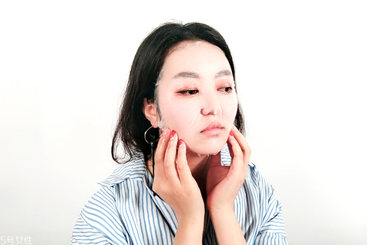 一葉子清顏凈膚碳黑面膜適合油皮嗎？適合夏天嗎？