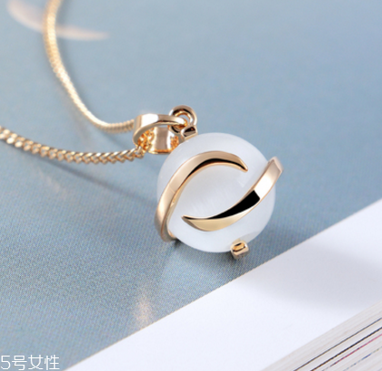 項(xiàng)鏈?zhǔn)屈S金還是鉑金好？項(xiàng)鏈買黃金還是鉑金