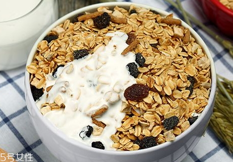 麥片不能和什么一起吃 麥片搭配宜忌 麥片不能和什么一起吃 麥片搭配宜忌