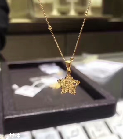 項(xiàng)鏈?zhǔn)屈S金還是k金好？項(xiàng)鏈選黃金還是k金