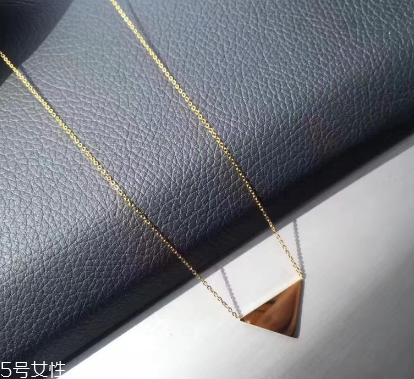 項鏈可以戴著睡覺嗎？項鏈睡覺戴好不好