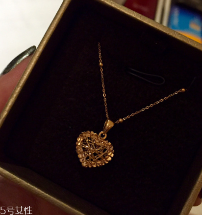 項鏈可以戴著睡覺嗎？項鏈睡覺戴好不好