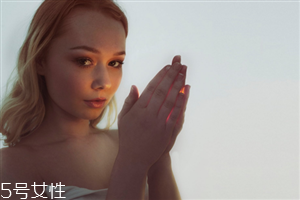 有熒光反應的面膜是有熒光劑嗎 如何避開有熒光劑的面膜 有熒光反應的面膜是有熒光劑嗎 如何避開有熒光劑的面膜