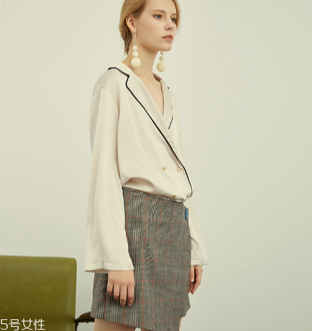 絲質(zhì)襯衫怎么搭配？絲質(zhì)襯衫搭配圖片