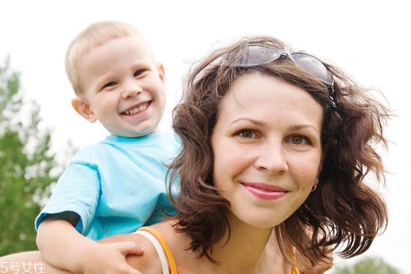 物理防曬霜對(duì)寶貝安全嗎 寶寶防曬用哪種防曬好 物理防曬霜對(duì)寶貝安全嗎 寶寶防曬用哪種防曬好