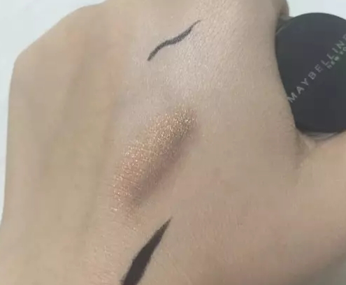 用防曬棒會(huì)花妝嗎？化妝了還能用防曬棒嗎