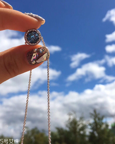 項(xiàng)鏈上刻什么字好？項(xiàng)鏈上一般刻什么字