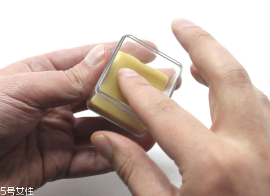 止汗劑和體香膏什么區(qū)別 止汗劑和體香膏哪個好 止汗劑和體香膏什么區(qū)別 止汗劑和體香膏哪個好