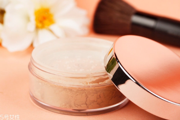 散粉可以放冰箱嗎 散粉凝結(jié)的處理方法 散粉可以放冰箱嗎 散粉凝結(jié)的處理方法