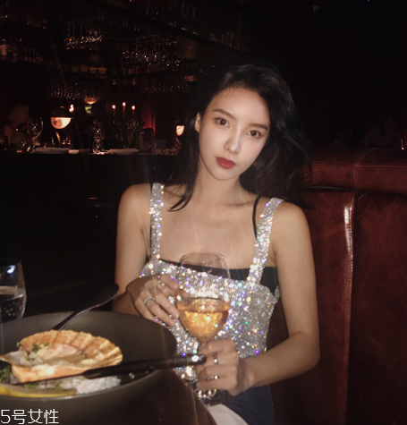 夏天穿什么樣的露肩裝好看？今夏最流行的露肩裝推薦