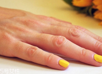 黃色條紋美甲教程 黃色系條紋美甲款式大全 黃色條紋美甲教程 黃色系條紋美甲款式大全