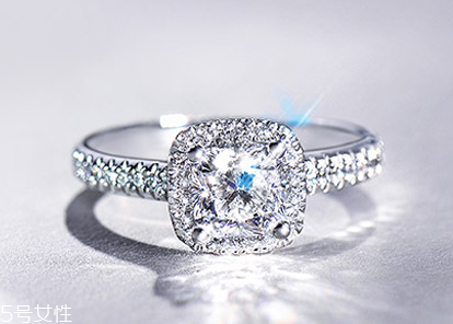 戒指可以戴右手嗎？戒指能戴在右手上嗎