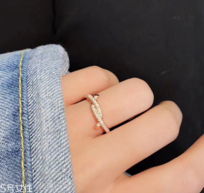 戒指可以戴食指嗎？戒指能不能戴在食指上？