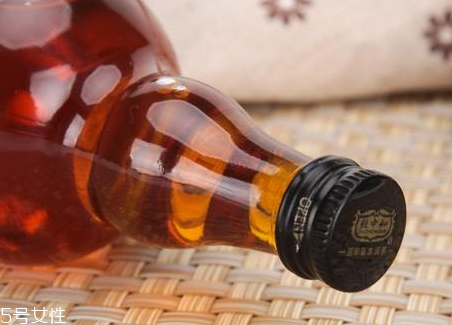 五加皮酒多少度 五加皮酒度數(shù)高嗎 五加皮酒多少度 五加皮酒度數(shù)高嗎