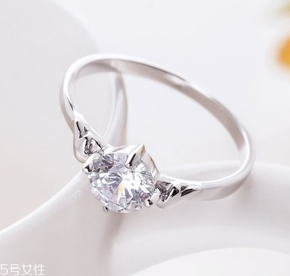 戒指會越戴越松嗎？戒指會不會越戴越大？