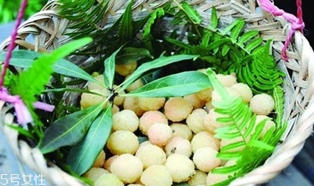 白楊梅好還是紅楊梅好吃？白楊梅和紅楊梅對比