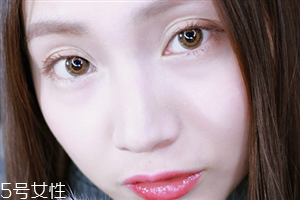 簡單日常淡妝怎么畫好看 香檳色日常眼影的畫法圖解 簡單日常淡妝怎么畫好看 香檳色日常眼影的畫法圖解