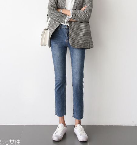 夏天穿什么樣的牛仔褲顯瘦？夏天適合穿什么牛仔褲