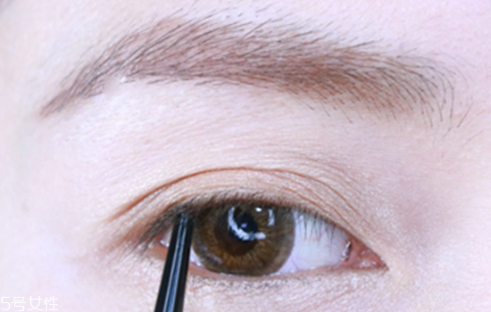 簡單日常淡妝怎么畫好看 香檳色日常眼影的畫法圖解 簡單日常淡妝怎么畫好看 香檳色日常眼影的畫法圖解