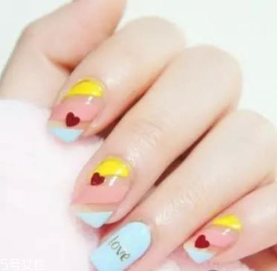 裸粉色條紋美甲教程 裸粉色條紋美甲樣式 裸粉色條紋美甲教程 裸粉色條紋美甲樣式