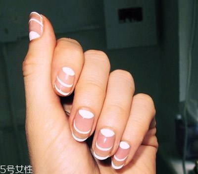 裸粉色條紋美甲教程 裸粉色條紋美甲樣式 裸粉色條紋美甲教程 裸粉色條紋美甲樣式