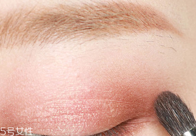 簡單日常淡妝怎么畫好看 香檳色日常眼影的畫法圖解 簡單日常淡妝怎么畫好看 香檳色日常眼影的畫法圖解