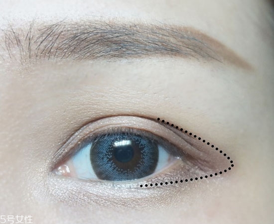金色眼妝怎么畫(huà)好看 夏日混血妝妝容教程圖解
