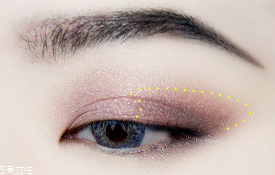 夜店眼妝教程圖片 紫色系眼妝畫法步驟教程 夜店眼妝教程圖片 紫色系眼妝畫法步驟教程