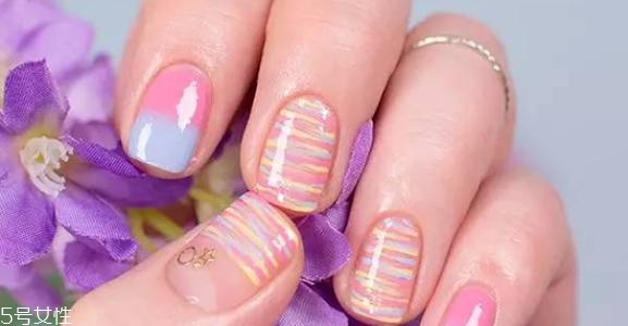 裸粉色條紋美甲教程 裸粉色條紋美甲樣式 裸粉色條紋美甲教程 裸粉色條紋美甲樣式